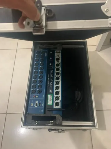 mesa de som soundcraft ui24r ( super nova , usadas pouquissimas veze ) ACOMPANHA A CASE .