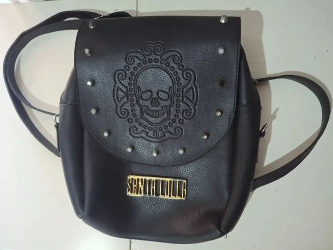 Mochila de caveira couro sintético com spikes medio