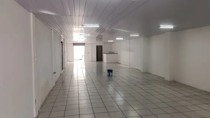 Prédio comercial para aluguel com área grande