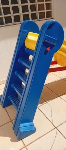 Vendo escorregador infantil, grande. Peso até 70kg