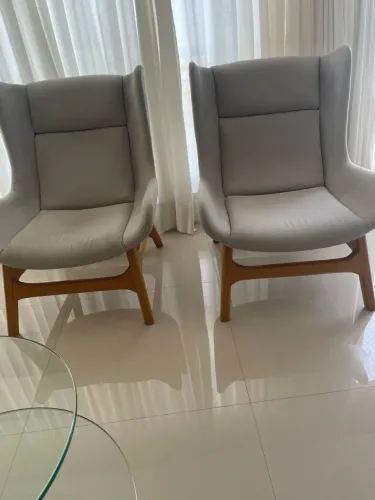 Cadeiras com designer moderno.