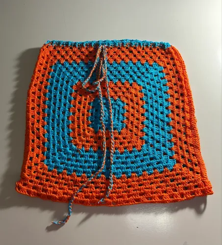 saia crochê azul e laranja