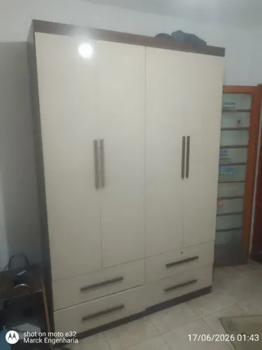 Guarda roupa com 4 portas e 4 gavetas