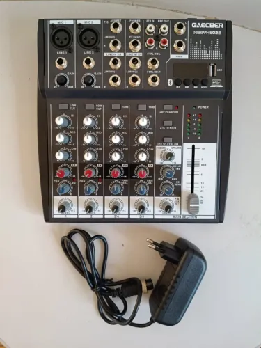 Mesa de som Xenyx 802s com bluetooth e efeitos