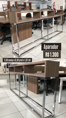 ? Aparador Alto Amadeirado com Estrutura Cromada ?