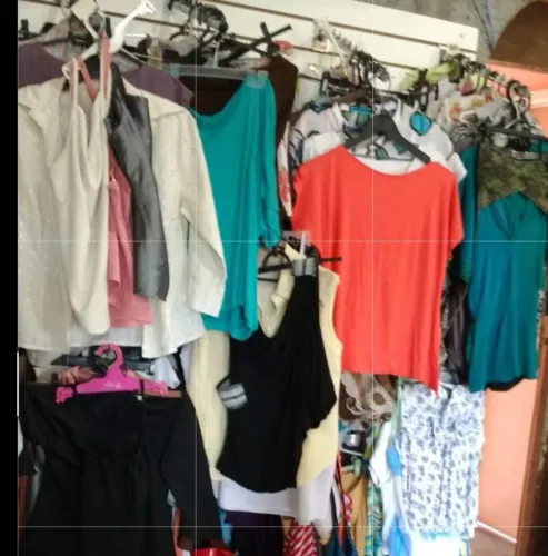 Lote de 300 peças de roupas