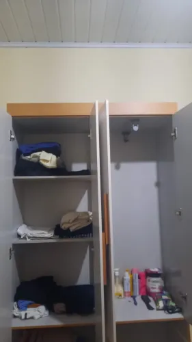 Estou vendendo uma pia>um guarda roupa>uma mesa de jantar com 4cadeiras>