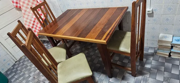 Mesa com 4 cadeiras em madeira de lei estofadas
