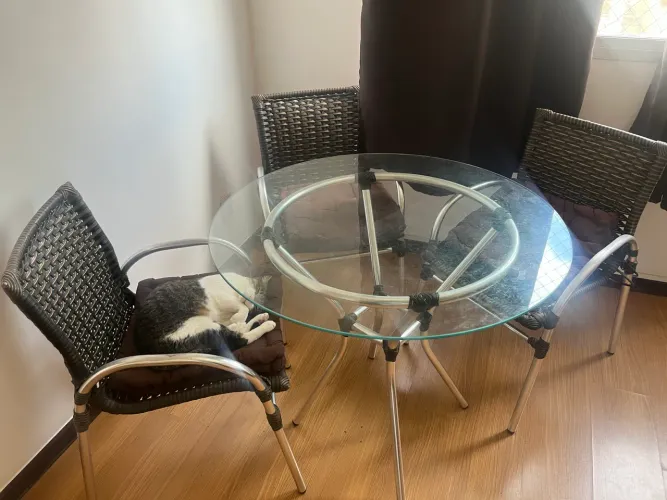 Mesa de vidro com 3 cadeiras