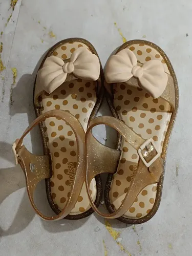 Mini Melissa dourada com glitter e laço. N °30