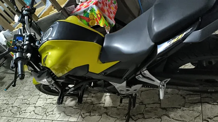 CB twister 300F dourada