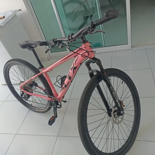 Vende-se bicicleta rosa