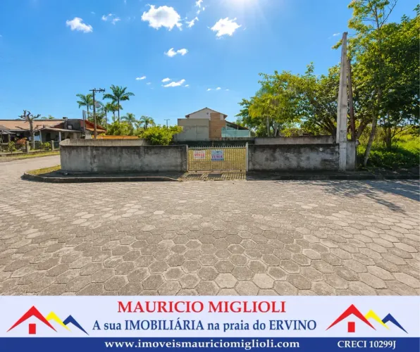 Lote de esquina murado e aterrado na Praia do Ervino