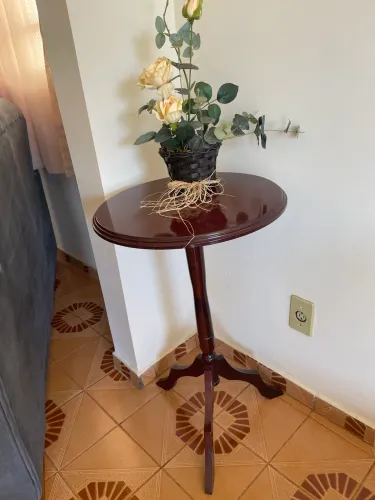 Vendo mesa de Madeira de canto para abajur ou decoração