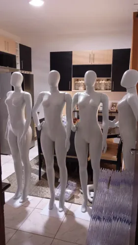 4 Manequins femininos fibra branca vitrines loja