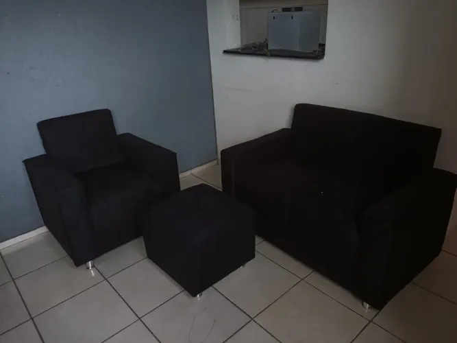 Jogo de poltronas e puff no tecido suede