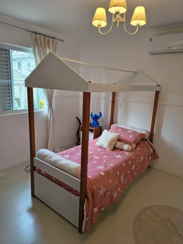 Cama infantil solteiro casinha com cama extra bicama, praticamente nova