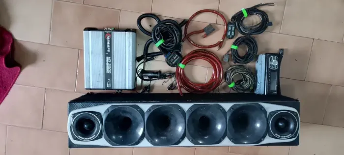 Som automotivo (woofers + módulo Taramps)