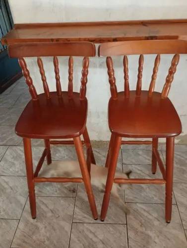 Par de Banquetas de Bar Vintage com Encosto em Espiral de Madeira de Pinheiro