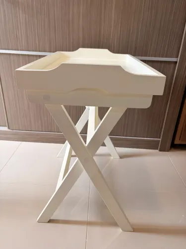 Mesa lateral dobrável com bandeja