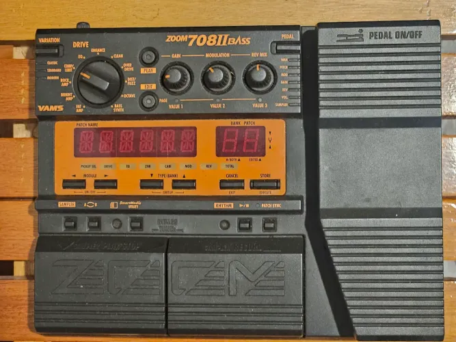 Pedaleira Zoom 708 II Bass com pedal de expressão (no estado)