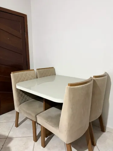 Mesa com 4 cadeiras