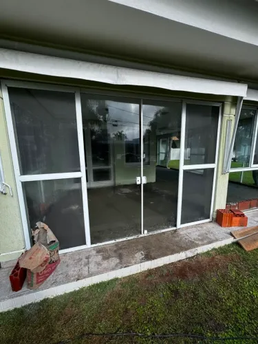 Porta de vidro 4,64 x 2,30 2 portas fixa 2 correr com mosquiteira ótimo estado