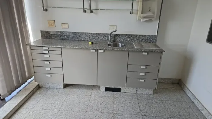 Bancada clínica em granito com armário MDF, cuba, torneira e 10 gavetas