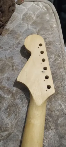 Braço de guitarra para strato jaguar 22 casas escala clara