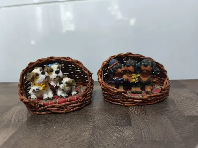 Kit com 2 Miniaturas em Resina Decorativo Cães Dogs Cachorros 