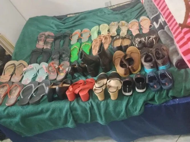 Vendo lote de calçados e roupas usadas pra quem queira montar um brechó 45.9.9838.9922