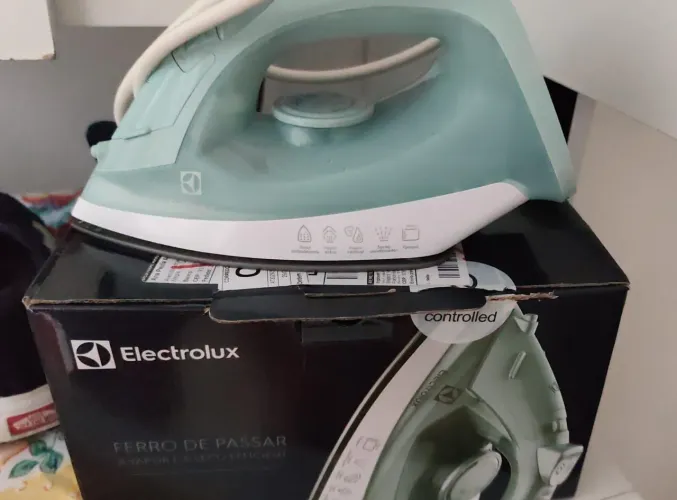 Ferro Eletrolux a vapor e a seco.