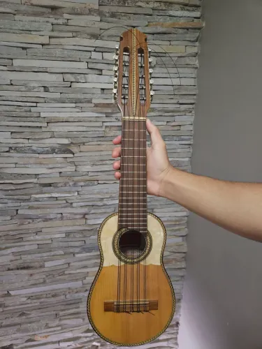 Charango em Naranjillo, feito na Bolívia pelonaclamado luthier Eddy Lima