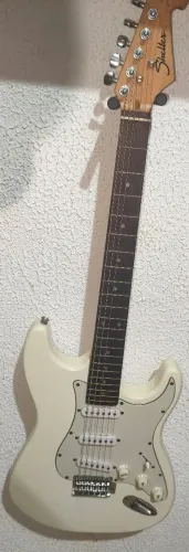 Kit Guitarra Shelter Stratocaster + Amplificador Mackintec Maxx 15 (Novo) + Cabo