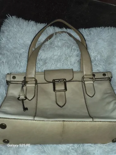 bolsa branca e dourada