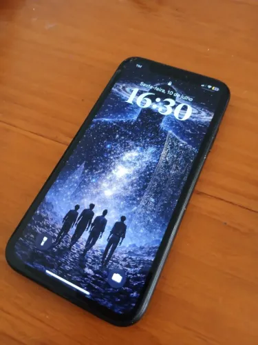 iPhone XR (64GB) usado, tela levemente danificada