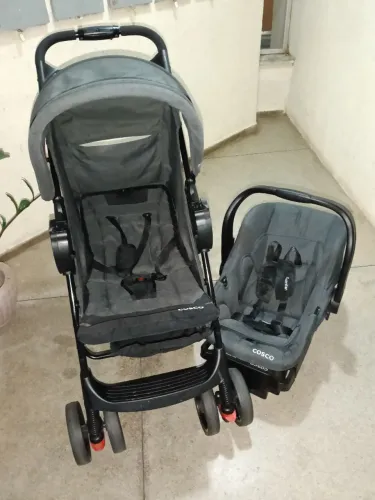 Carrinho de bebê Cosco com Bebê conforto.