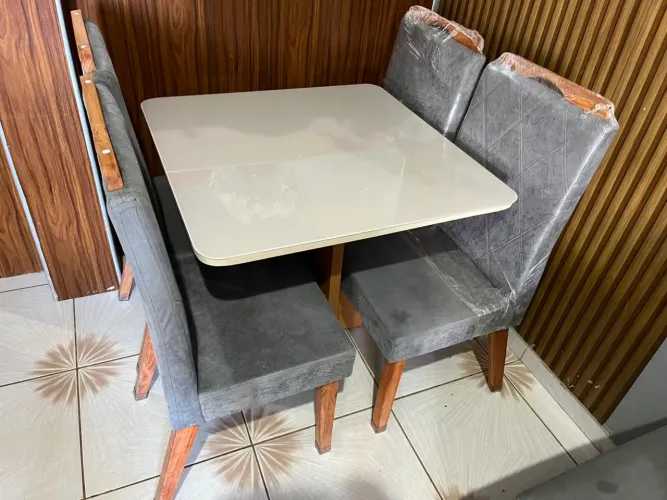 Mesa de jantar 4 cadeiras nova