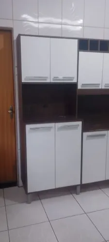 Armário de cozinha de pezinho no estado