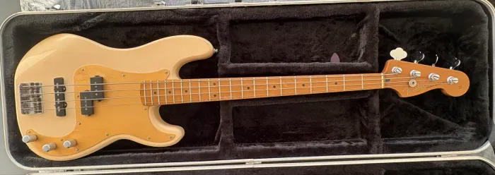 Fender Precision MIM ano 2004 com case