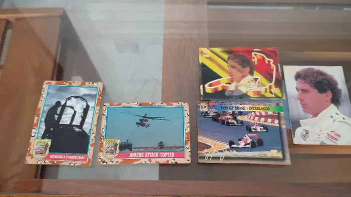 Cards colecionáveis Ayrton Senna 1995 e Desert Storm 1991