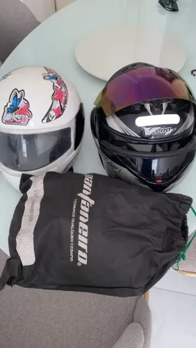 Vendo kit com 2 capacetes um preto ( protork) 62 , branco (libety) 58, + uma capa de chuva
