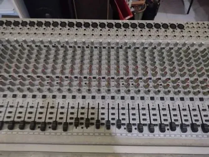 Mesa Behringer 24 canais