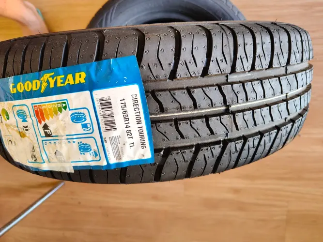Vendo 2 pneus Goodyear Aro 14