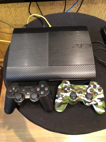 Sony Playstation 3 Super Slim Desbloqueado HD 500GB + 2 Joysticks