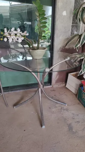 MESA DE VIDRO COM PÉ DE INOX