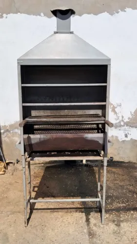 Churrasqueira própria para espetinho tamanho 2 metros de altura, 80cm de largura, 30cm cpm