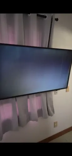 TV LG 55" 55UN7100PSA com Defeito na Tela + Controle (Para Retirada de Peças)