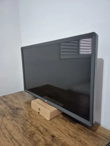 TV Smart LG 32 Polegadas com Inteligência Artificial, Wi-Fi e Bluetooth.