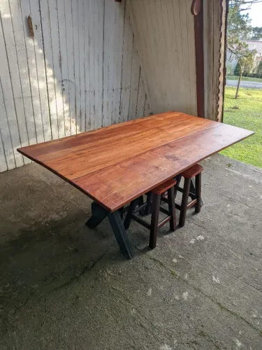 Vendo mesa nova rústica inteiro imbuia mais banquetas em imbuia medindo 184 cm comprimento